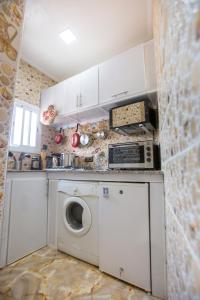 a kitchen with a washer and a washing machine at Appartement Ensolleillé Au coeur De Tanger in Tangier