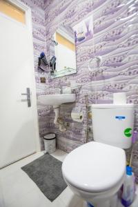 a bathroom with a toilet and a sink at Appartement Ensolleillé Au coeur De Tanger in Tangier