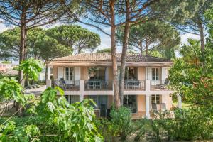 una casa con alberi davanti di St Tropez et plage à pied Escale de Charme - 3 a Saint-Tropez