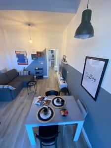 una sala de estar azul con mesa y sillas en Come a casa - Just like at home Milano, en Milán