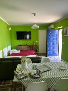 Amica的住宿－Casa Vacanza e B&B，一间设有床和桌子的房间和一扇蓝色的门