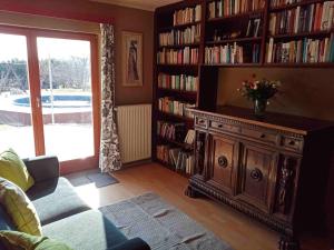 uma sala de estar com uma estante cheia de livros em Hosszúhegyi Guesthouse em Pilisszántó
