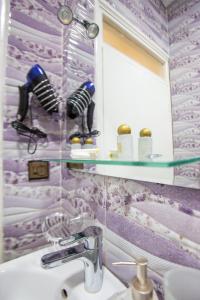 a bathroom with a sink and a mirror at Appartement Ensolleillé Au coeur De Tanger in Tangier