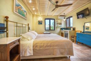 Ένα ή περισσότερα κρεβάτια σε δωμάτιο στο Rastoni Hotel Aegina