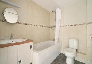 ein Badezimmer mit einem WC, einer Badewanne und einem Waschbecken in der Unterkunft West Close Field Cottage in Melmerby