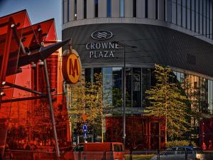 un edificio con un cartello della pizza davanti di Holiday Inn Express - Warsaw - The HUB, an IHG Hotel a Varsavia