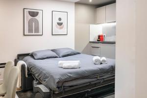 a bedroom with a bed with towels on it at Hypercentre - 5mn à pied Monaco - AQ in Beausoleil