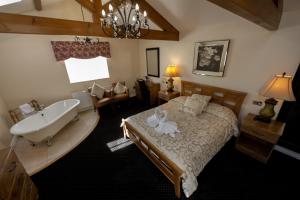 Letto o letti in una camera di Kings Croft Hotel