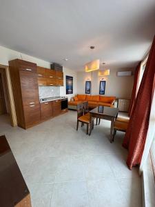 A kitchen or kitchenette at Briz Beach apartments - section B