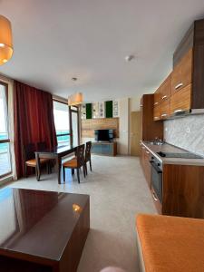 A kitchen or kitchenette at Briz Beach apartments - section B