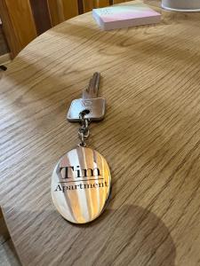 eine Schlüsselkette auf einem Holztisch in der Unterkunft TimHouse in Timişoara