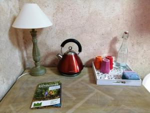 Le FaouëtにあるMa Vraie Natureのランプ付きテーブル、本、お茶ポット