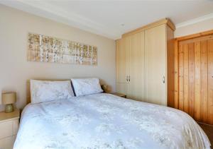- une chambre avec un lit et une armoire en bois dans l'établissement Weavers Loft, à Cowling