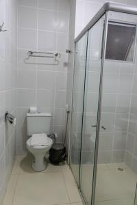 テレジーナにあるFórmula Arrey Hotel - Teresinaのバスルーム(トイレ、ガラス張りのシャワー付)