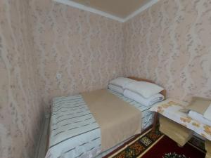 Un ou plusieurs lits dans un hébergement de l'établissement RAHAT Guest House & Hostel in Toktogul