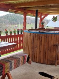 una terraza con bar y un banco en un porche en Cabana Gabriela, en Gârda de Sus