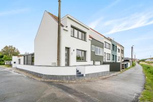 une image d'un bâtiment avec une rue dans l'établissement maison des dunes, à Ostende