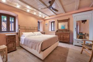 Ένα ή περισσότερα κρεβάτια σε δωμάτιο στο Rastoni Hotel Aegina