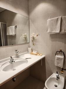 Koupelna v ubytování Hotel Dolomiten + 29 fotografií
