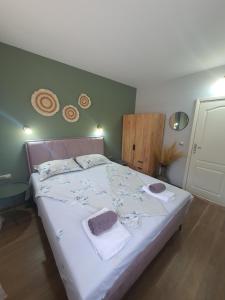 um quarto com uma cama grande e toalhas em Sozopol Apartments "DIVA" em Sozopol