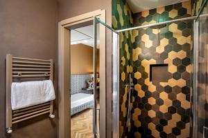 bagno con doccia e porta in vetro di Hotel Duomo Firenze a Firenze