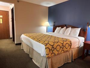 a hotel room with a large bed in a room at Baymont by Wyndham Corydon in Corydon +20 photos