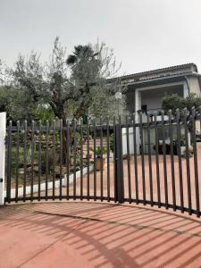 una recinzione nera di fronte a una casa di VILLA IN COLLINA VISTA MARE a Roseto degli Abruzzi