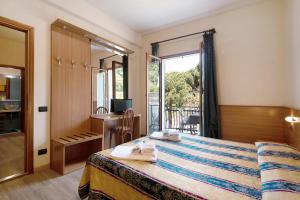 una habitación de hotel con una cama y un balcón en Appartamento Bilocale Moneglia 31, en Moneglia 22 fotos más