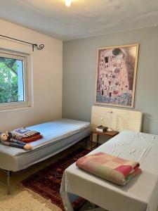 een slaapkamer met 2 bedden en een raam bij להרגיש בבית in Ramat Shlomo