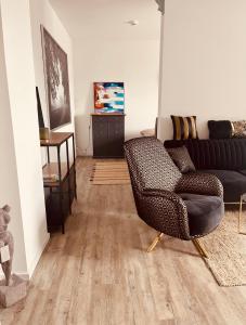 uma sala de estar com um sofá e uma televisão em Studio-Apartment Hohe Börde em Irxleben