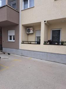 um edifício com duas varandas e ar condicionado em Apartman Sara 2 em Novi Grad