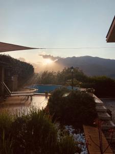 uitzicht op een zwembad met zonsondergang op de achtergrond bij Villa Cipriano in Minturno