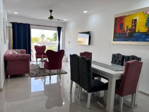a dining room with a table and chairs at Hermoso apartamento central in Montería