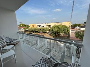 balkon z krzesłami i widokiem na ulicę w obiekcie Hermoso apartamento central w mieście Montería