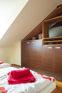 Un dormitorio con una cama con toallas rojas. en Golden apartman en Gyula