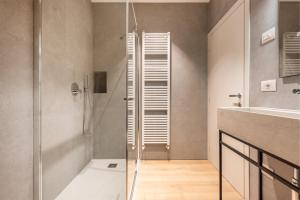 ナーゴ・トルボレにあるApartment Bellavistaのガラスドア付きのシャワー付きのバスルーム +145枚の写真