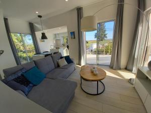 Villa Girassol met zwembad في ألكانتيريا: غرفة معيشة مع أريكة وطاولة