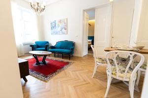ein Wohnzimmer mit einem Tisch und Stühlen in der Unterkunft Luxury Suite / Josip Vancaš in Sarajevo