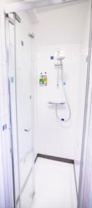 bagno bianco con doccia e lavandino di Victorian Property a Londra