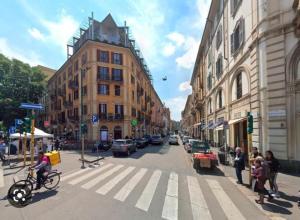 een persoon die op een fiets rijdt in een stadsstraat bij Milano city life in Milaan