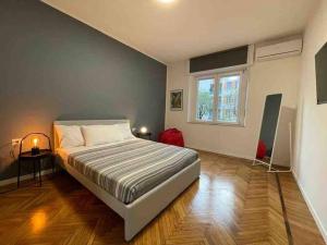 米蘭的住宿－Milano city life，一间卧室设有一张床和一个窗口