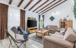 sala de estar con sofá, sillas y TV en Nice Home In Stinjan With Wifi en Štinjan