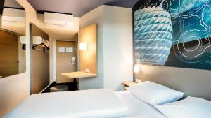 Postel nebo postele na pokoji v ubytování B&B Hotel München-Garching