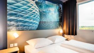 Postel nebo postele na pokoji v ubytování B&B Hotel München-Garching