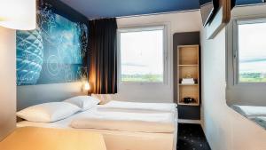 Postel nebo postele na pokoji v ubytování B&B Hotel München-Garching