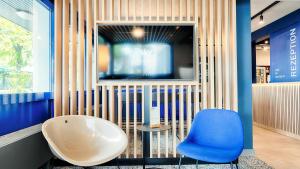 TV a/nebo společenská místnost v ubytování B&B Hotel München-Garching