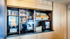 Kuchyň nebo kuchyňský kout v ubytování B&B Hotel München-Garching