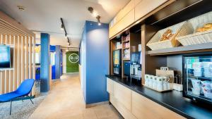 Kuchyň nebo kuchyňský kout v ubytování B&B Hotel München-Garching