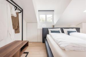 ナーゴ・トルボレにあるApartment Bellavistaのベッドと木製のテーブルのある寝室
