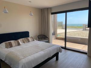 Postel nebo postele na pokoji v ubytování Hôtel Le Lichen De La Mer + 108 fotografií